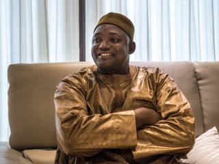 ގެމްބިއާގެ ރައީސް ބަރޯ: ފިހާރައެއްގެ ސޭޓެއް، ސެކިއުރިޓީ ގާޑެއް!