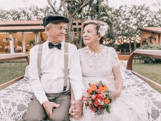 ކައިވެންޏަށް 60 އަހަރު ފުރިގެން ވެޑިންގ ޑްރެސްލައިގެން  ބްރެޒިލްގެ ދެމަފިރިއަކު ފޮޓޯ ނަގައިފި