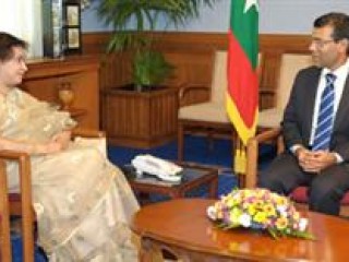 ސަފީރުކަމުގައި ސެލީނާ ހުންނެވިއިރު، އޭރުގެ ރައީސުލްޖުމްހޫރިއްޔާ މުހައްމަދު ނަޝީދާއި ބައްދަލުކުރައްވަނީ