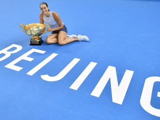 ޗައިނާ އޯޕަން: އަންހެން ޗެމްޕިއަންކަން ކެރޮލިން ގާސިއާ ހޯދައިފި