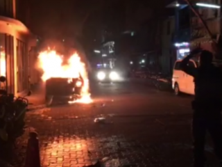 ދައުލަތުގެ ކާރެއްގައި ރޯކޮށްލައިފި 