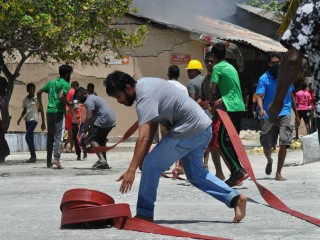 މާބައިދޫގައި ހިނގި އަލިފާންގަނޑު ނިންވަން ރައްޔިތުން މަސައްކަތް ކުރަނީ 