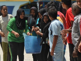 އަލިފާންގަނޑު ނިއްވުމަށް ރައްޔިތުން މަސައްކަތް ކުރަނީ