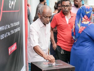 A supporter of RaajjeTV making a donation to station's Aburufulhu Fund:  the fund was set up to amass funds for the MVR 500,000 fine by MBC