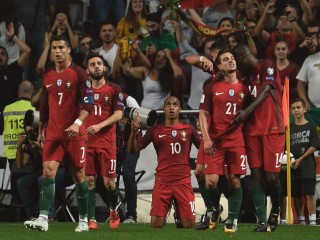 ލަނޑުގެ ތަފާތުން ޕޯޗުގަލް ކޮލިފައިވި އިރު ސުވިޒަލޭންޑް ޕްލޭއޮފްއަށް