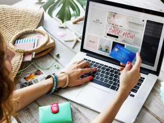 އޮންލައިންކޮށް ވިޔަފާރި ކުރާއިރު ސަމާލުވުމަށް ފުލުހުން އެދެފި