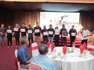 ނޫސްވެރިކަމުގެ އިނާމް ދިނުމުގެ ޖަލްސާގައި ރާއްޖެ ޓީވީގެ ނޫސްވެރިން އިހްތިޖާކުރަނީ