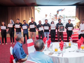 ނޫސްވެރިކަމުގެ އެވޯޑް ދިނުމުގެ ހަފްލާގައި ރާއްޖެޓީވީގެ ނޫސްވެރިން ހިމޭން އިޙުތިޖާޖެއް ކުރަނީ