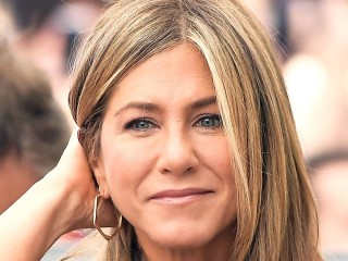 ތޫފާނުގައި ހާލުގައި ޖެހުނު މީހުންނަށް ޖެނިފާ އެނިސްޓަން އެއް މިލިއަން ޑޮލަރު ހަދިޔާ ކޮށްފި