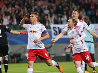 ލީޕްޒީގްގެ ކުޅުންތެރިން ލަނޑު ޖެހުމަށް ފަހު - މި މެޗަކީ ލީޕްޒީގް ޔޫރަޕުގެ ފުޓްބޯޅައިގައި ހޯދި ފުރަތަމަ މޮޅު 