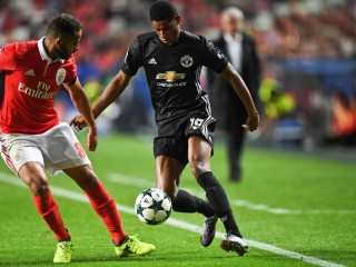 މާކަސް ރަޝްފޯޑް ބެންފީކާގެ ކުޅުންތެރިޔެއް ކައިރިން ނެއްޓުމަށް މަސައްކަތް ކުރަނީ -  މި މެޗުގައި ޔުނައިޓެޑްގެ ހަމައެކަނި ލަނޑު ޖެހީ ރަޝްފޯޑް 