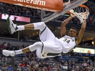 ބަކްސް އާއި ސެލްޓިކްސް ކުޅުނު މެޗުގެ ތެރެއިން ބަކްސްއަށް އެންމެ ގިނަ ޕޮއިންޓް ހޯދައިދިން ޖިއަނިސް އަންޓެޓުކޮމްޕޯ