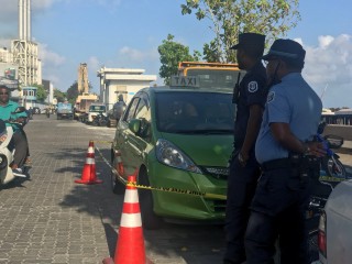 ހައްޔަރުކުރި ޑްރައިވަރު ދުއްވި ކަމަށް ބުނާ ޓެކްސީ