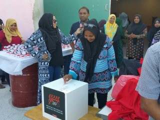 ވިލިނގިލީގައި ބަހައްޓާފައިވާ ފަންޑުފޮއްޓަށް މީހަކު ފައިސާ ހަދިޔާކުރަނީ.