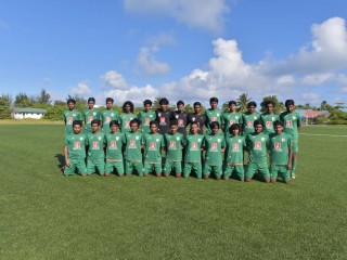 ރާއްޖޭގެ 19 އަހަރުން ދަށުގެ ގައުމީ ޓީމު އައްޑޫގައި ފަރިތަކުރުންތަށް ފުރިހަމަކުރުމަށް ފަހު ފޮޓޯއަކަށް ހުއްޓިގެން