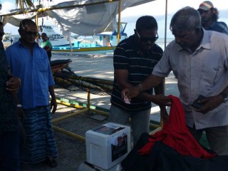 ގއ. ކޮލަމާފުށީގައި ރާއްޖެޓީވީގެ ލޯގޯޖެހި ޓީޝާޓް ވިއްކަނީ