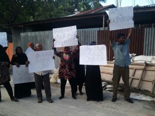 މެޑަމް ފާތުން ވަޑައިގަތުމާއި ދިމާކޮށް އައްޑޫ ސިޓީ މީދު ރައްޔިތުން އިހުތިޖާޖްކޮށްފި