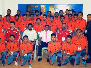 ރާއްޖޭގެ ފުޓްބޯޅަ އަދި ފުޓްސަލް ބައެއް ރެފްރީންނާއެކު އެފްއޭގެ ރައީސް ބައްސާމް އަދީލް ޖަލީލު ފޮޓޯއަކަށް ހުއްޓިގެން 