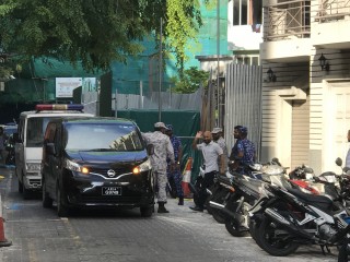 ފާރިސް ޖަލަށް ގެންދިއުމަށް މ. ސްނޯރޯސްގެ އިން ނެރެގެން ވެހިކަލަށް އަރުވަނީ