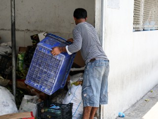 ބިދޭސީއަކު ކުނި އުކާލުމުގައި ހަރަކާތްތެރިވަނީ