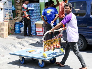ބިދޭސީއެއް ބާޒާރު މަތީގައި މަސައްކަތުގައި. ޤަވާއިދާ ޚިލާފްވާ ބިދޭސީން އަތުން ނެގޭ ފައިސާ މަދުވެފައިވޭ