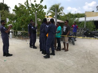 ސަރުކާރާ ދެކޮޅަށް މަޑުއްވަރީގައި ދަމާފައިވާ ބެނާތައް ފުލުހުން ނަގައިފި