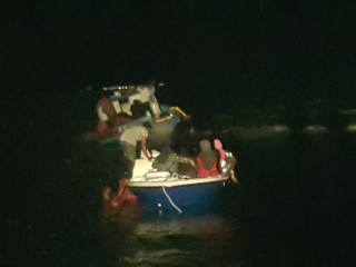 ރ. މީދޫގައި އޮތް ޕީޕީއެމްގެ ޖަލްސާއަށް އިންނަމާދޫން ދިޔަ ދޯންޏެއް ފަރަށް އަރައިފި