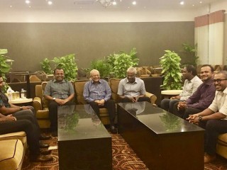 ކުރީގެ ރައީސް މައުމޫނު އިދިކޮޅު ކޯލިޝަނުގެ އިސްވެރިންނާ އެކު އެއާޕޯޓުގެ ވީއައިޕީގައި މަޑު ކޮށްލައްވައިގެން 