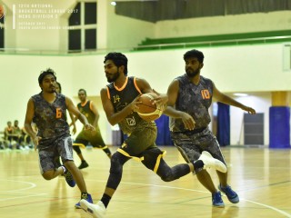 ސްޓިންޖާސް ބީސީގެ ކުޅުންތެރިޔަކު ބޯޅަ ހިފައިގެން ކުރިޔަށްދަނީ 