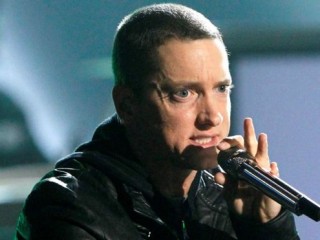 އެމިނެމްގެ ރިވައިވަލް: ތަފާތު ރަހަތަކާއި އެކު ގިނަ ލަވަތަކެއް