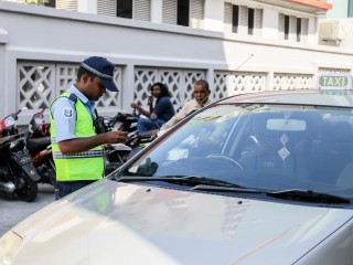 ޓްރެފިކް ފުލުހުންގެ ކަމަކީ ސްޓިކާ ޖެހުން އެކަނިތަ!