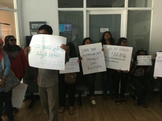 A peaceful gathering was held in front the Ministry of Environment and Energy on Thursday morning
