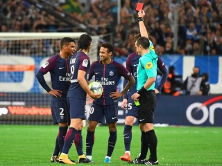 މާސޭއާ ދެކޮޅަށް ކުޅުނު މެޗުގައި ނޭމާއަށް ރެފްރީ ރަތް ކާޑު ދައްކަަނީ 