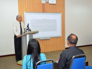 ޕާކިސްތާނު އެންބަސީއިން ސިވިލް ސަރވިސް ޓްރެއިނިންގ އިންސްޓިޓިއުޓަށް ސްމާޓްބޯޑު ހަދިޔާކޮށްފި