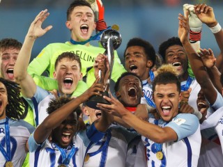 އިންގްލޭންޑުގެ ކުޅުންތެރިން 17 އަހަރުން ދަށުގެ ވޯލްޑް ކަޕުގެ ތައްޓާއެކު