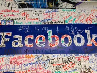  ފޭސްބުކް ބޭނުންކުރާ މީހުން ދައްކާ ވާހަކަ އަޑެއް ނާހަން: ފޭސްބުކް