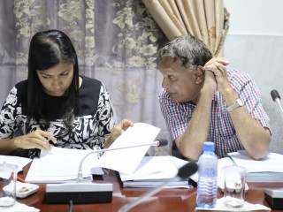 Addu-Meedhoo MP Rozaina Adam (L) and Maradhoo MP Ibrahim Shareef at a People\'s Majlis committee meeting