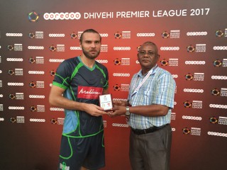 މެޗުގެ މޮޅު ކުޅުންތެރިޔަކަށް ހޮވުނު ވިލިއަމްއާ ޝީލްޑް ހަވާލުކުރަނީ 