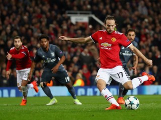 ޑޭލީ ބްލިންޑް ޕެނަލްޓީ ޖަހަނީ - މި މެޗުން މޮޅުވެ ޔުނައިޓެޑް ވަނީ ދެވަނަ ބުރުގެ ޖާގައެއް ކަށަވަރުކޮށްފައި 