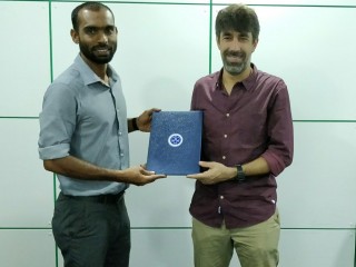 ނިއުގެ ކޯޗު އޮސްކާ (ކ) އާއި އެޓީމުގެ ޖެނެރަލް ސެކެޓްރީ ޓެޑް (ވ) 