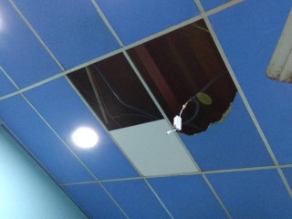 ގާޒީ ބިލްޑިންގެ ސީލިންގުން ބައެއް ވެއްޓި މީހަކަށް އަނިޔާވެއްޖެ 