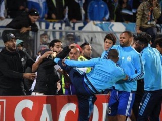 ޔޫރޮޕާ ލީގުގެ މެޗެއް ފެށުމުގެ ކުރިން ރަތްކާޑު ދެއްކި ފުރަތަމަ ކުޅުންތެރިޔަކަށް އެވްރާ