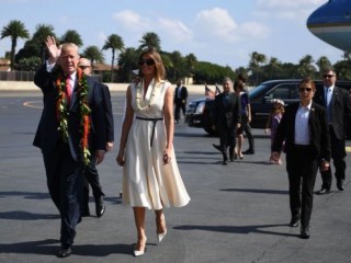 އޭޝިއާ ދަތުރުފުޅު ފެއްޓެވުމަށް ޓްރަމްޕް އެމެރިކާގެ ހަވާއީއަށް ވަޑައިގަތް ވަގުތު އެއަރޕޯޓްގައި ތިބި މީހުންނަށް އަތުން އިޝާރާތްކޮށްލައްވަނީ 