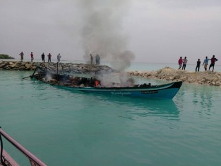 ކ. ގުރައިދޫ ކައިރީގައި އޮތް ޑައިވިންގ ދޯންޏެއްގައި އަލިފާން ރޯވެ އަނދާ ހުލިވެއްޖެ!