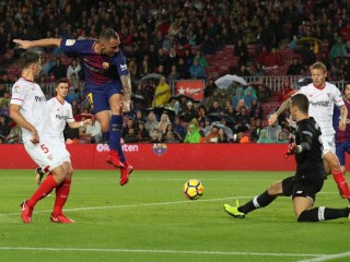 ބާސެލޯނާގެ ޒުވާން ފޯވާޑް ޕަކޯ އަލްކެސާ ސެވިއްޔާގެ ގޯލަށް ހަމަލާއެއް ފޮނުވާލަނީ. މިމެޗުގައި ބާސާގެ ދެލަނޑުވެސް ޖަހައިދިނީ އޭނާ