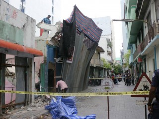 ހެންވޭރުކޮޅުގައި ހުރި އިމާރާތެއް އަރިއަޅާލައިފި