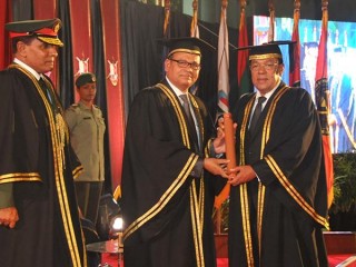 މޭޖަރ ޖެނެރަލް (ރިޓަރޔަޑް) މުޙައްމަދު ޒާހިރަށް އޮނަރަރީ މާސްޓަރސް ޑިގްރީއެއް އަރުވައިފި