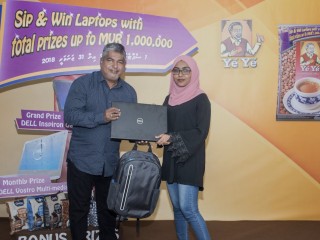 ޔޭޔޭ ކޮފީ ޕްރޮމޯޝަންގެ ނަސީބުވެރިންނަށް ލެޕްޓޮޕް ހަވާލުކޮށްފި