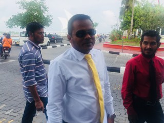 ރައްޔިތުންގެ މަޖިލީހުގެ ހިތަދޫ ދެކުނު ދާއިރާގެ މެމްބަރު އަލީ ނިޒާރު ފުލުސް އޮފީހުން ނުކުމެވަޑއިގެން ނޫސްވެރިންނަށް މައުލޫމާތު ދެއްވަނީ 