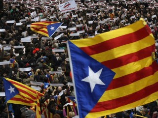 ކެޓަލޯނިއާގެ ކުރީގެ ސަރުކާރުގެ އިސް އޮފިޝަލުން ދޫކޮށްލުމަށް ގޮވާލާ މުޒާހަރާކޮށްފި 